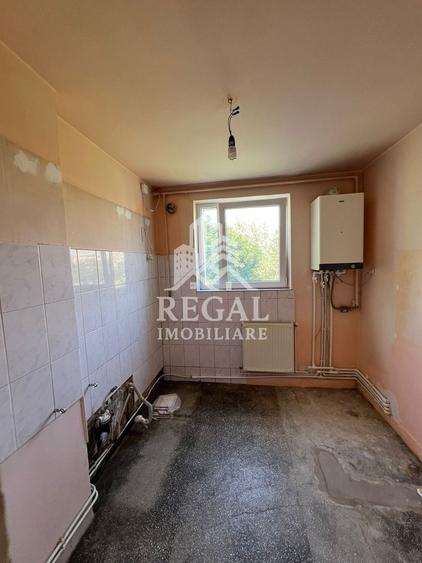 Apartament cu 3 camere semidecomandat în Central