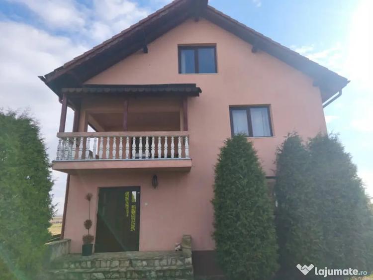 Casă cu 5 camere cu Teren 1600 Mp în Central