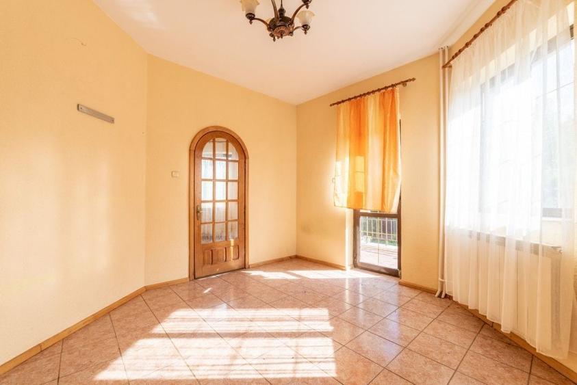 Casă individuală cu 9 camere cu Canalizare în Bascov