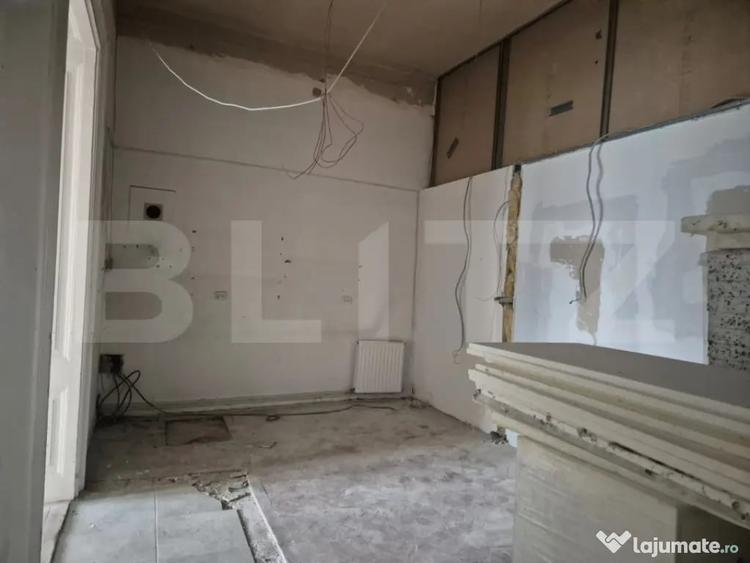 Casă cu 7 camere cu Teren 1021 Mp în Central