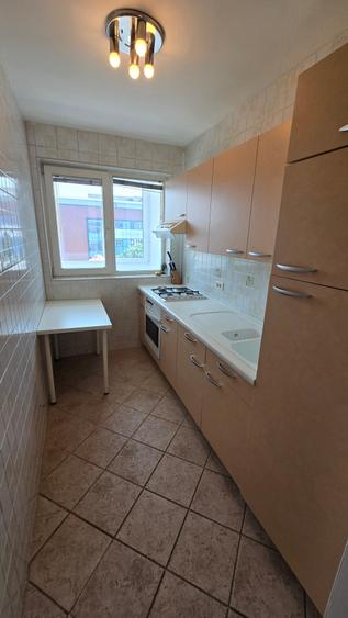 Apartament cu 2 camere semidecomandat în P-ța Victoriei