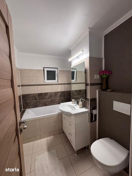 Apartament cu 3 camere decomandat, mobilat în Rovine