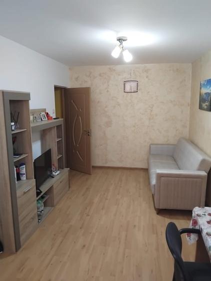Apartament cu 2 camere semidecomandat, mobilat în Craiovița Nouă
