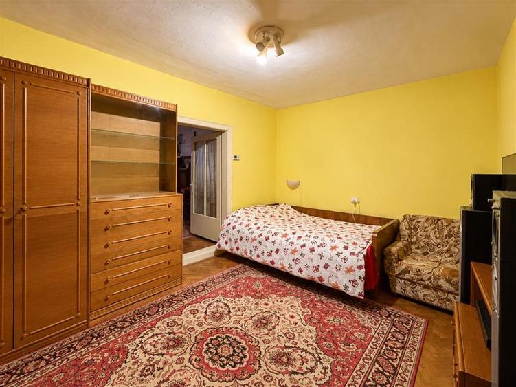 Casă individuală cu 4 camere cu Garaj în Exterior Est