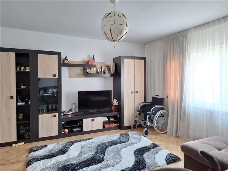 Apartament cu 3 camere decomandat în Central