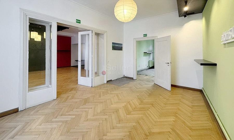 Apartament cu 4 camere semidecomandat în Centrul Istoric