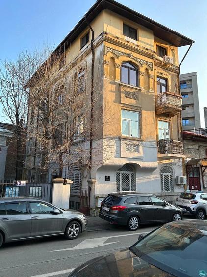Apartament cu 3 camere semidecomandat în Moșilor