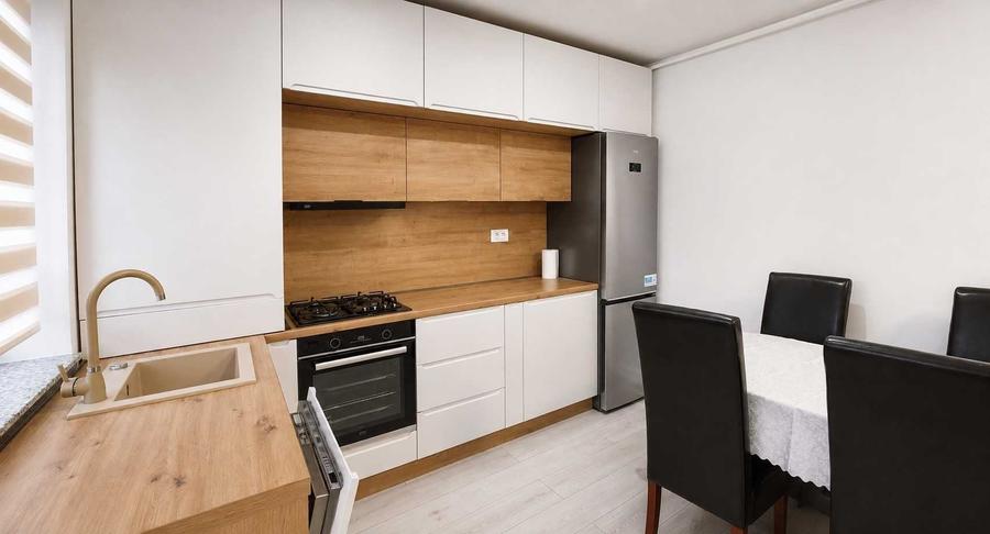 Apartament cu 3 camere decomandat în Tractorul