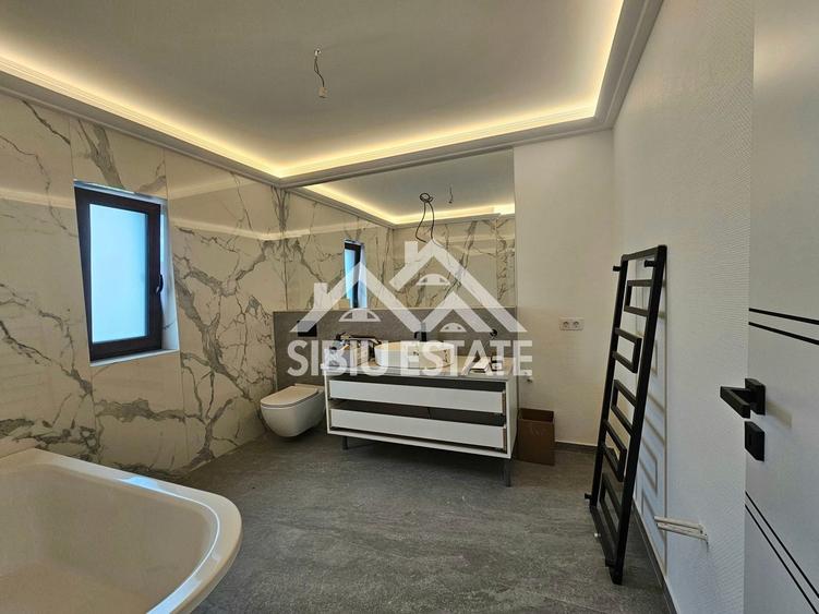Duplex cu 4 camere cu Canalizare în Șura Mare