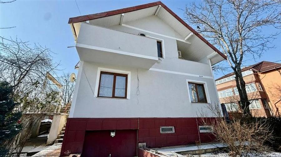 Casă cu 8 camere cu Teren 250 Mp în Păcurari