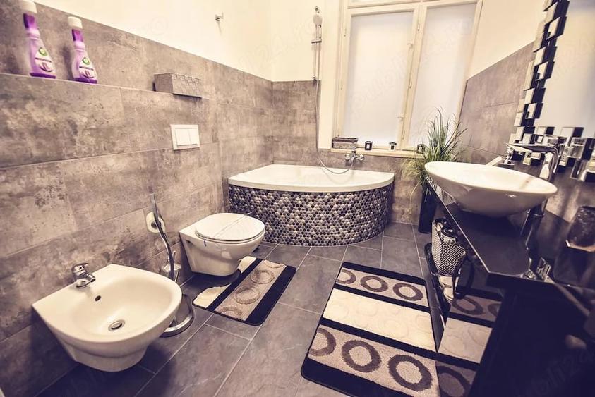 Apartament cu 3 camere decomandat în P-ța Unirii