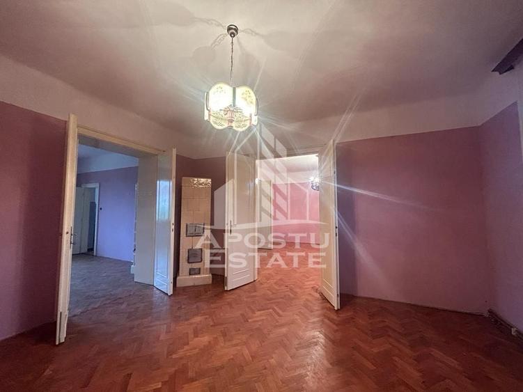 Casă individuală cu 8 camere cu Canalizare în Bălcescu