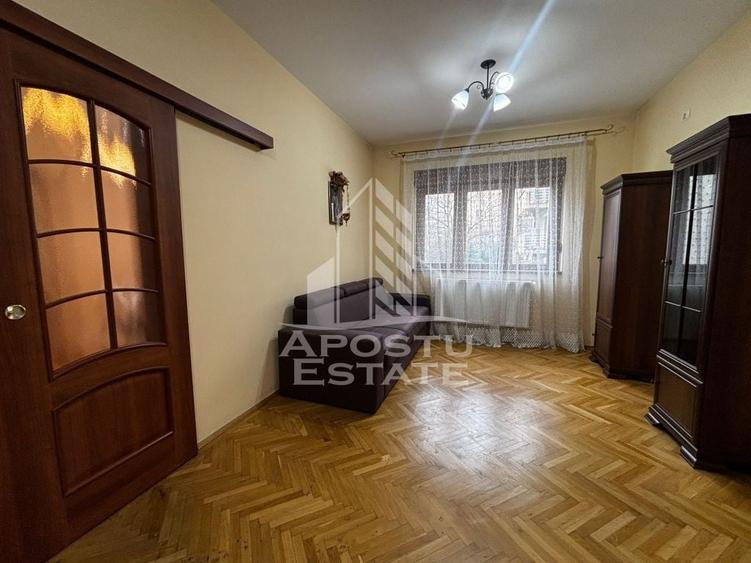 Apartament cu 4 camere semidecomandat, mobilat în Central