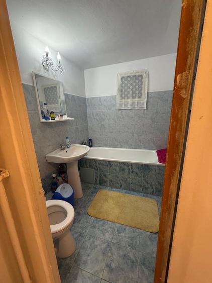 Apartament cu 4 camere semidecomandat în Rahova