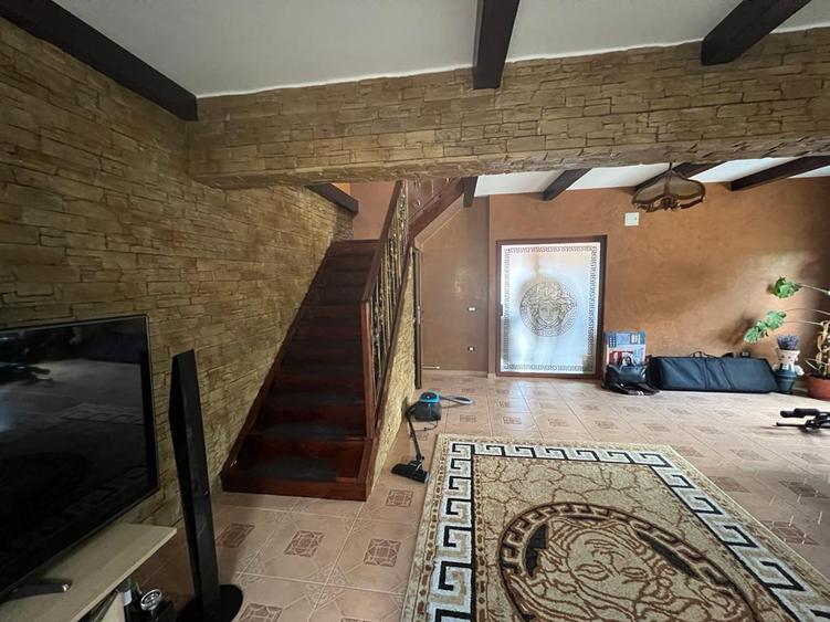 Casă cu 5 camere cu Teren 1500 Mp în Vladimirescu