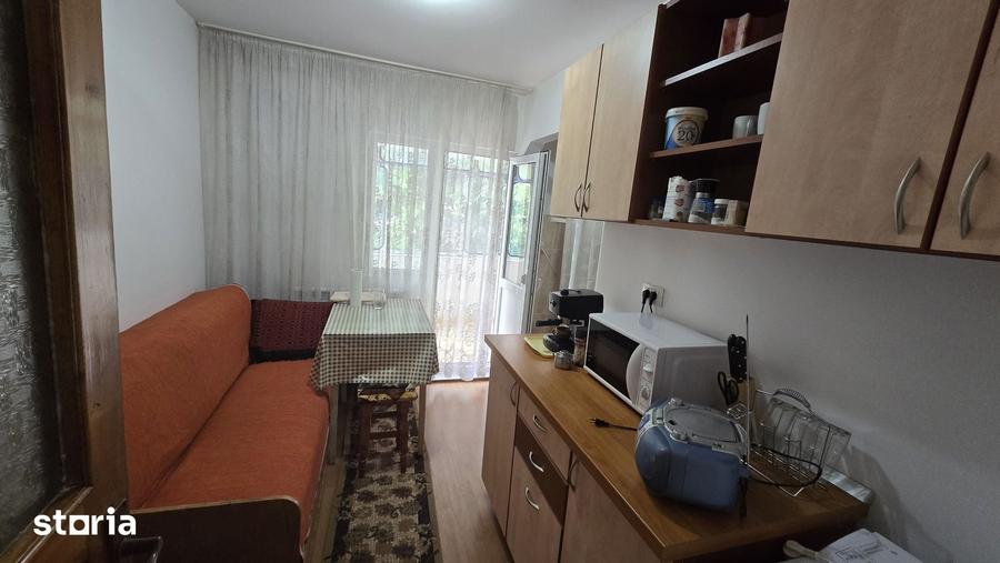 Apartament cu 2 camere decomandat în Roman