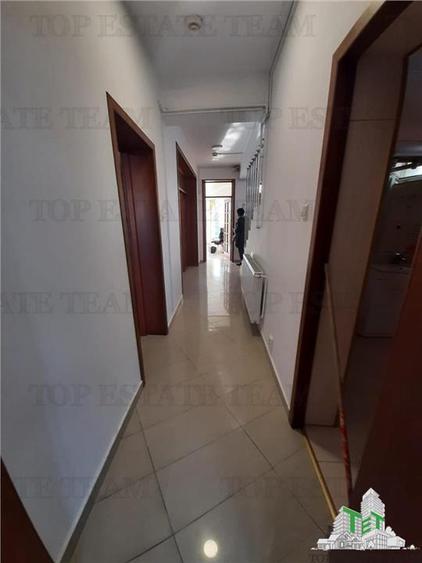 Casă individuală cu 9 camere cu Teren 365 Mp în Tineretului