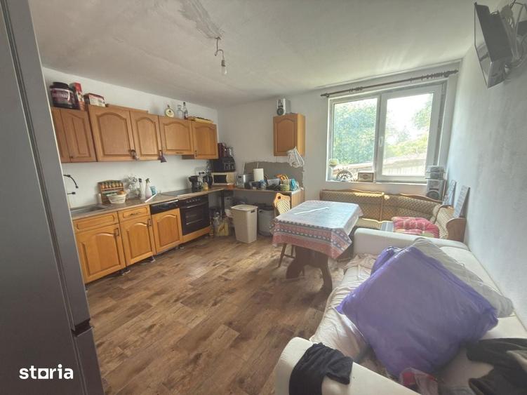 Casă cu 9 camere cu Teren 500 Mp în Central