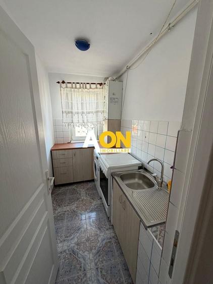 Apartament cu 3 camere semidecomandat, mobilat în Cetate