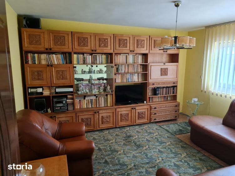 Apartament cu 3 camere decomandat în Micro 4