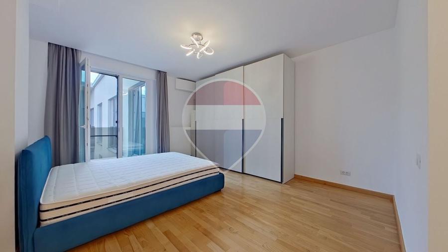 Apartament cu 3 camere semidecomandat, mobilat în Central