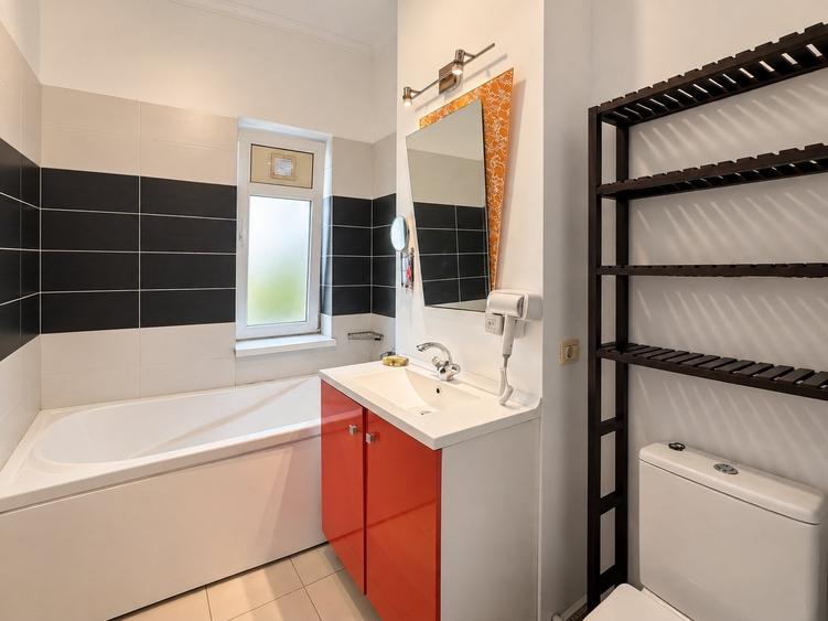 Apartament cu 2 camere semidecomandat, mobilat în Decebal