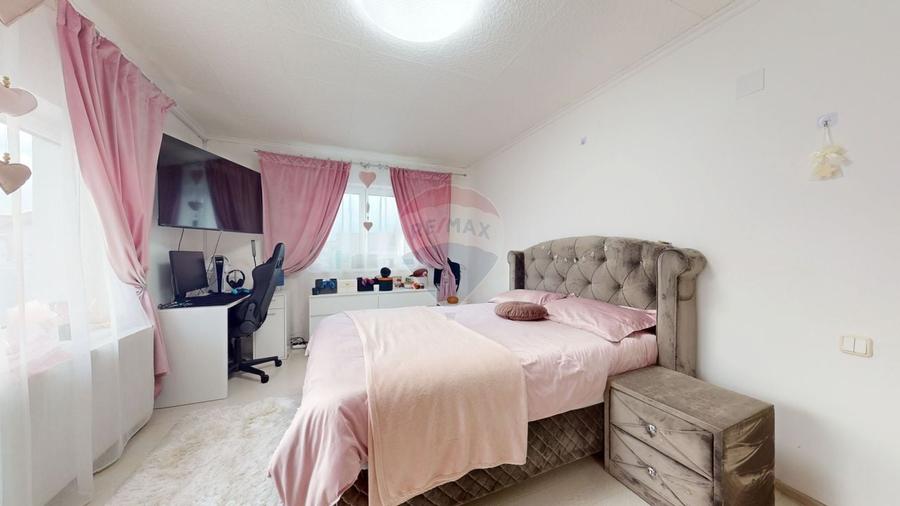 Casă cu 6 camere cu Teren 1075 Mp în Cristian
