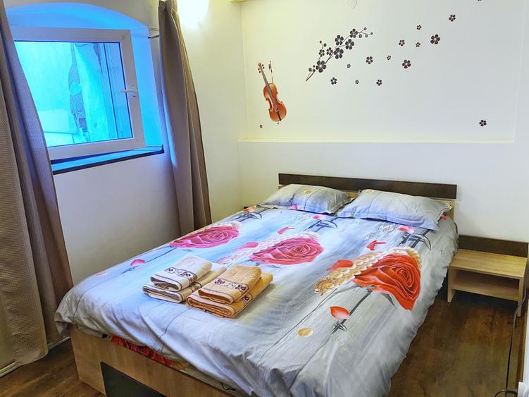 Apartament cu 3 camere semidecomandat în Central