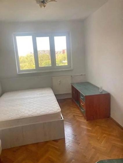 Apartament cu 3 camere semidecomandat în Vest