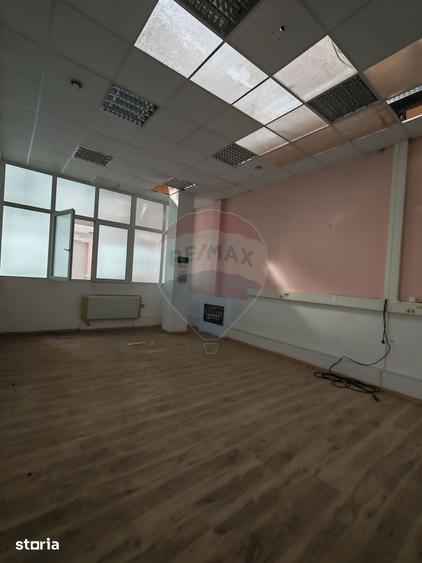 Spațiu comercial, de 2,100 mp, în Valea Rosie