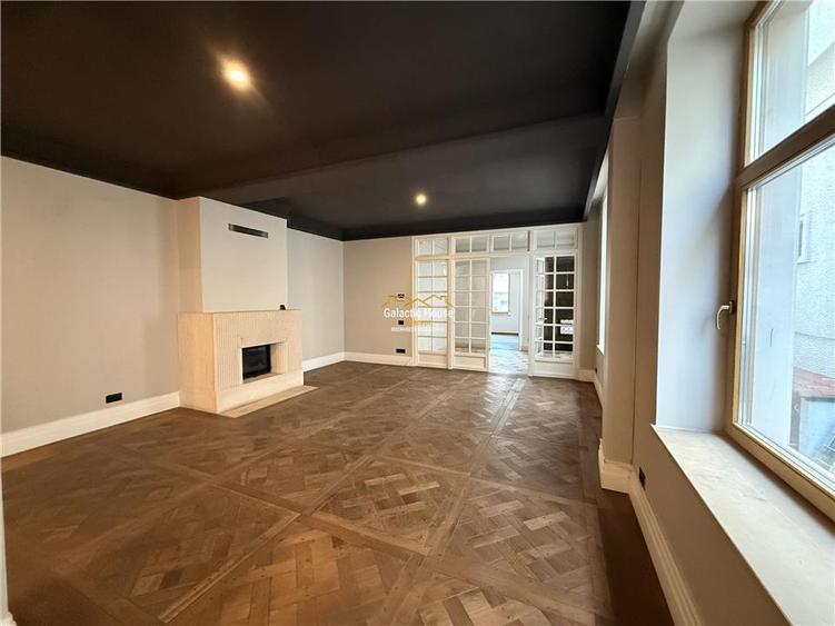 Casă cu 9 camere cu Teren 200 Mp în Central