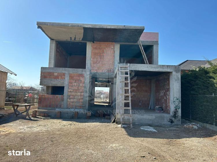 Casă cu 6 camere cu Teren 1600 Mp în Târgșoru Vechi