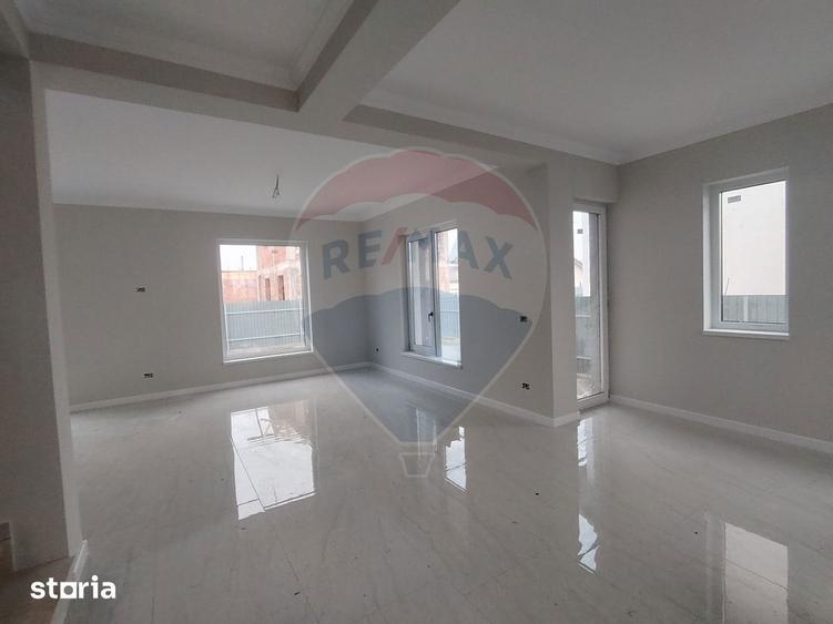 Casă cu 4 camere cu Teren 460 Mp în Golești