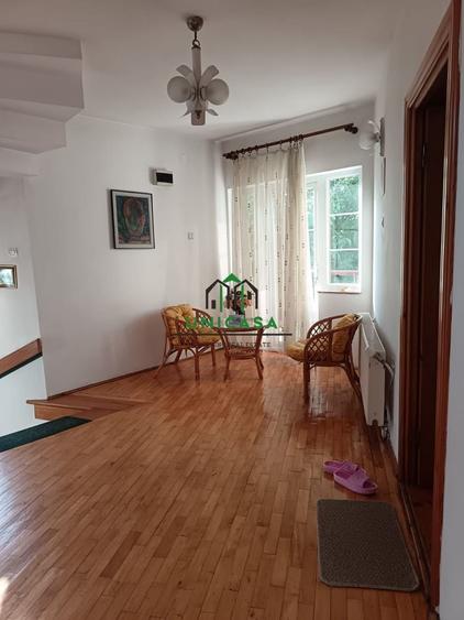 Casă individuală cu 7 camere cu Canalizare în Cartierul Nord