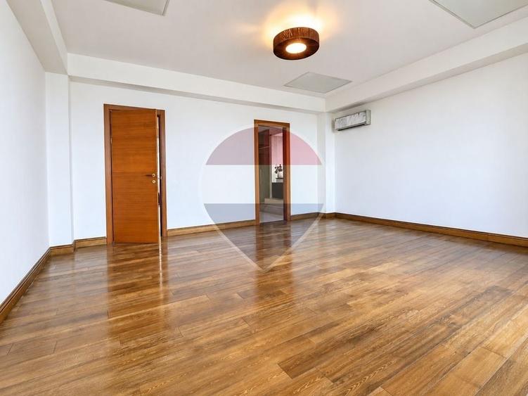 Penthouse cu 4 camere decomandat în Băneasa