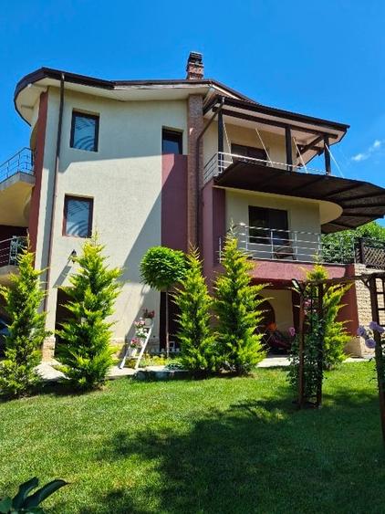 Casă individuală cu 7 camere cu Canalizare în Bucium