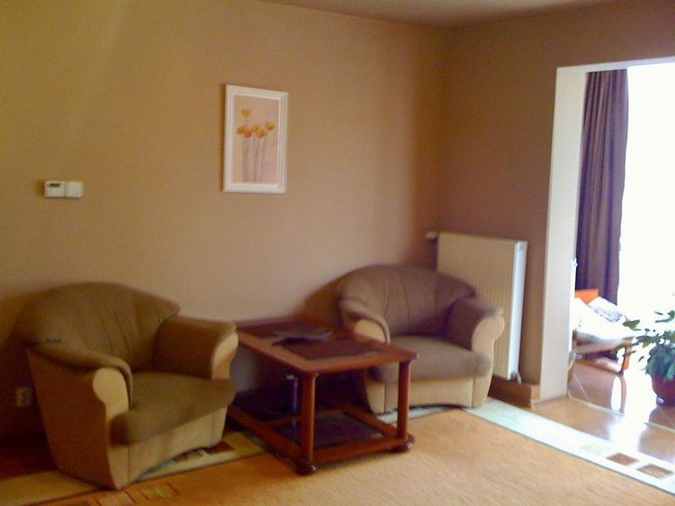 Pers. Fizica Vand apartament cu 3 camere Cetate locatie excelenta - 1