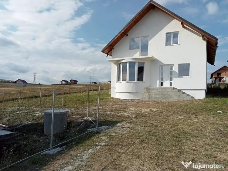 Casă cu 4 camere cu Teren 550 Mp în Șcheia