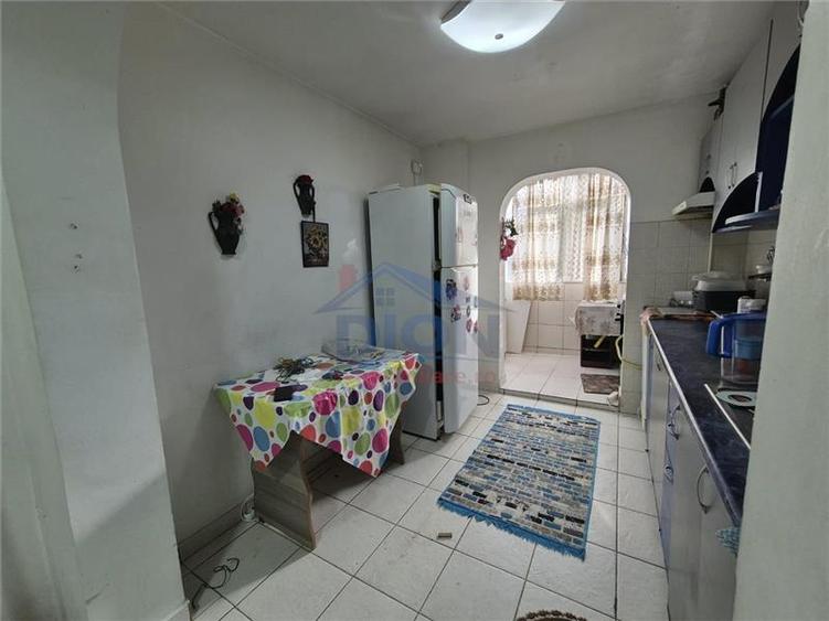 Apartament cu 3 camere decomandat în Dristor