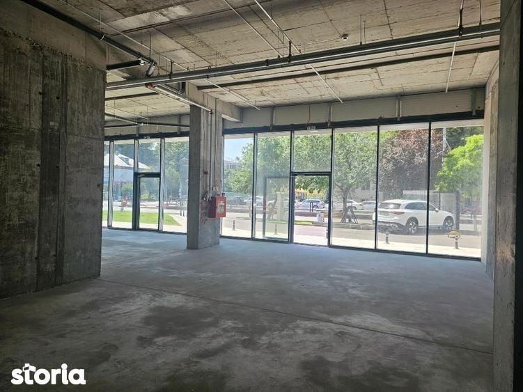 Spațiu comercial, de 405 mp, în Tei