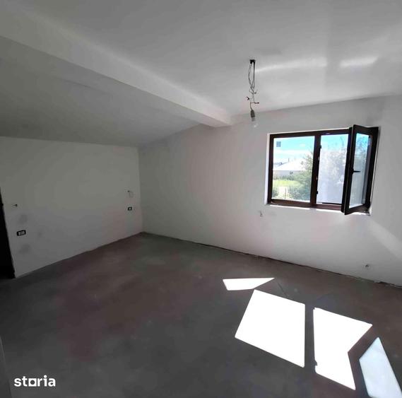 Casă cu 5 camere cu Teren 240 Mp în Câmpineanca