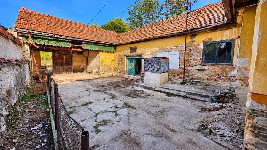 Casă individuală cu 3 camere cu Teren 719 Mp în Slatina-Nera