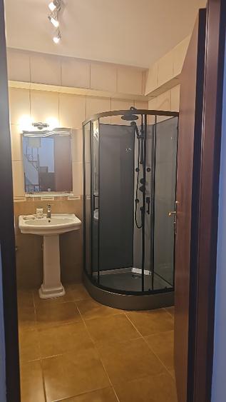 Casă cu 5 camere în Central