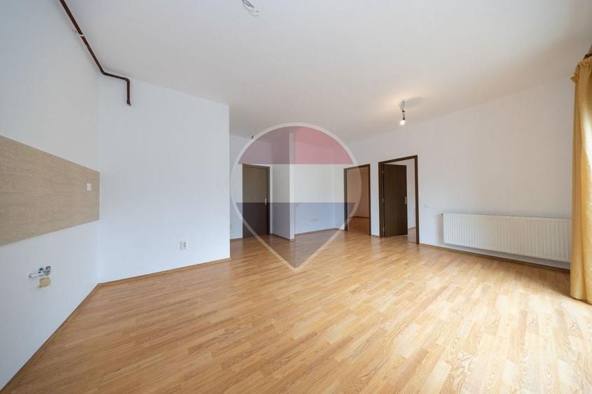 Apartament cu 3 camere semidecomandat în Sânpetru