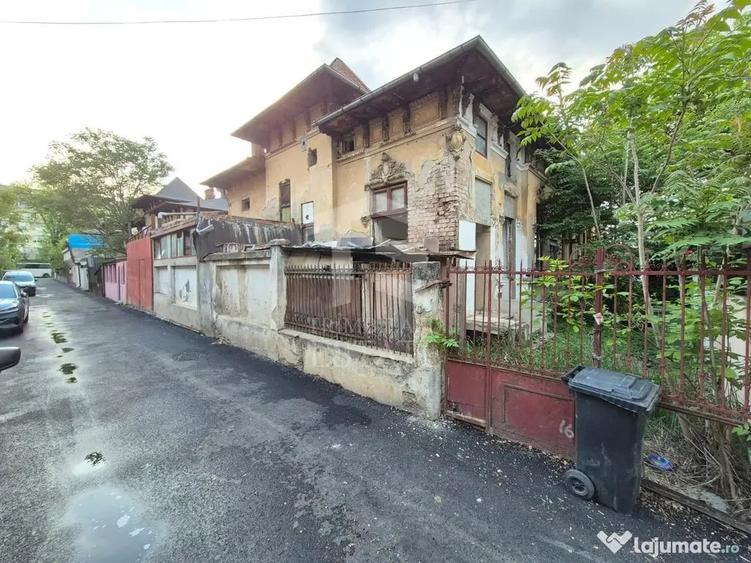 Casă cu 7 camere cu Teren 750 Mp în Central