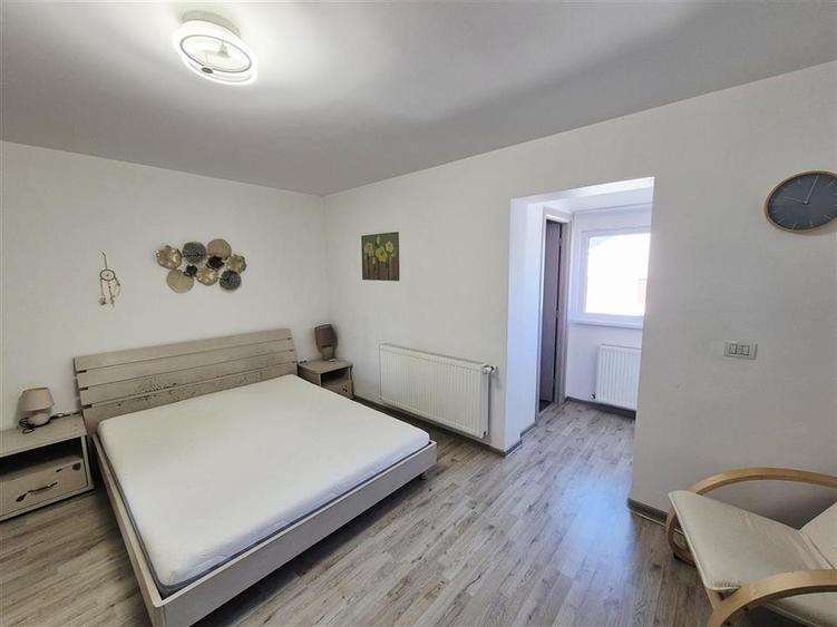Apartament cu 3 camere decomandat în Valea Adâncă