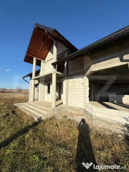 Casă cu 5 camere cu Teren 1200 Mp în Central
