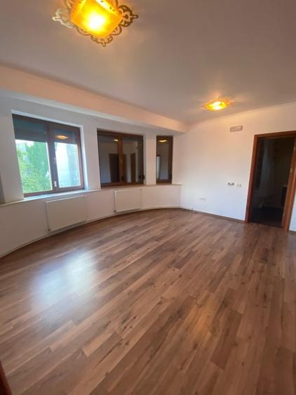 Casă individuală cu 7 camere cu Canalizare în Ultracentral