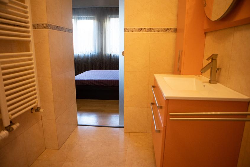 Apartament cu 3 camere semidecomandat în Cișmigiu