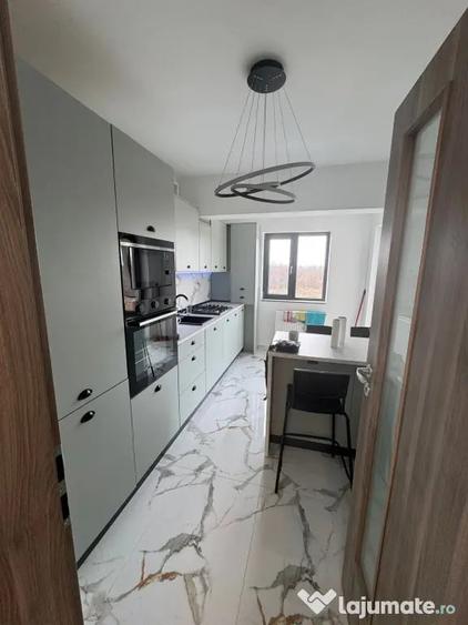 Apartament cu 3 camere decomandat în Central